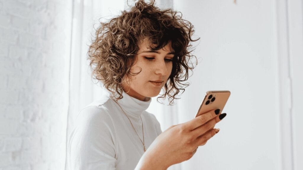 Psychology Reveals Why People Who Prefer Texting Over Calls Value Deep Thinking